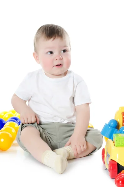 A kisfiú játszik többszínű játékok — Stock Fotó