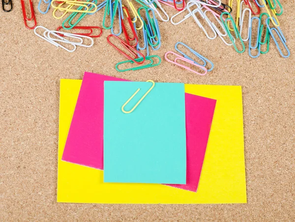 Primer plano de clips de papel multicolores —  Fotos de Stock
