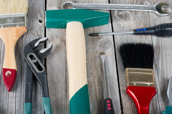 Définir des outils de construction sur de vieilles planches — Photo