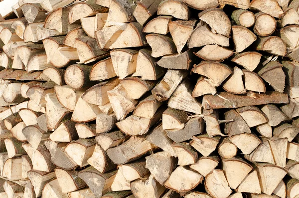 Holzstapel mit Feuerholz — Stockfoto