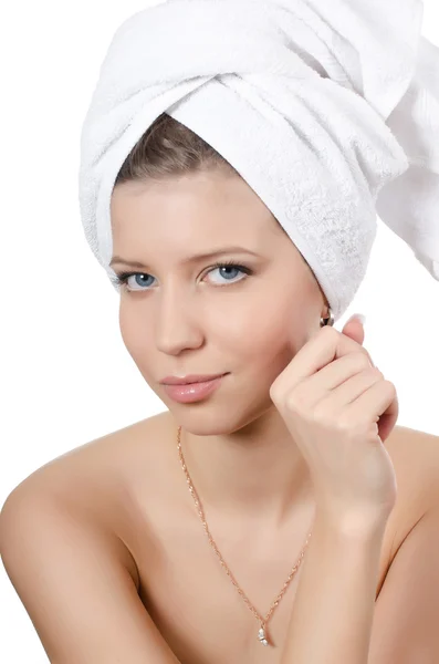 A menina bonita jovem com uma toalha no cabelo — Fotografia de Stock