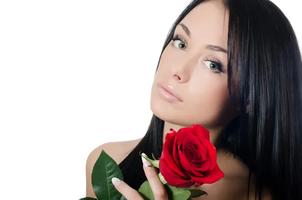 La chica con el pelo hermoso con una rosa roja — Foto de Stock