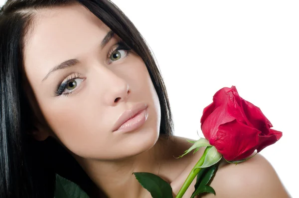 La fille aux beaux cheveux avec une rose rouge — Photo
