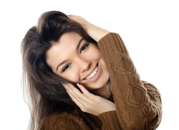 La hermosa chica en un suéter marrón aislado — Foto de Stock