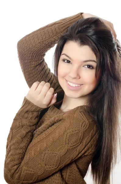 La hermosa chica en un suéter marrón aislado —  Fotos de Stock