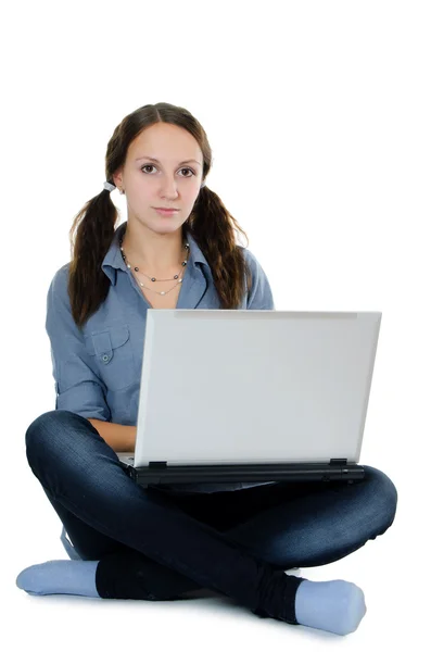 Het jonge meisje met de laptop — Stockfoto