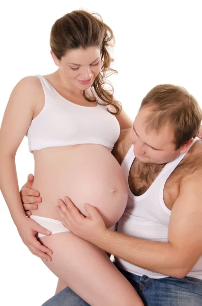 Счастливая беременная пара изолированы на белом — стоковое фото