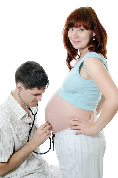 Heureux couple enceinte isolé sur blanc — Photo