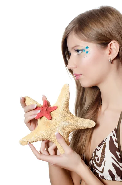 Genç güzel kız ile izole denizyıldızı — Stok fotoğraf