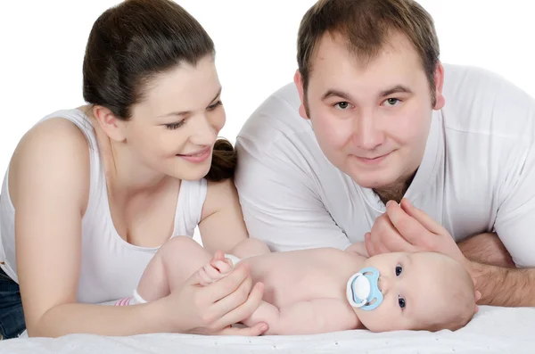 Ritratto di una giovane famiglia felice con il bambino — Foto Stock