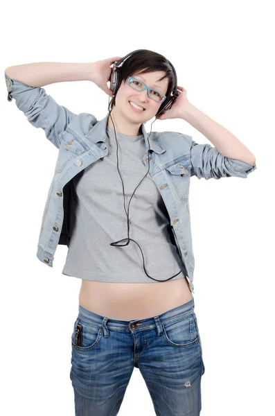 여자 귀에 휴대폰을 통해 음악을 듣는 — 스톡 사진