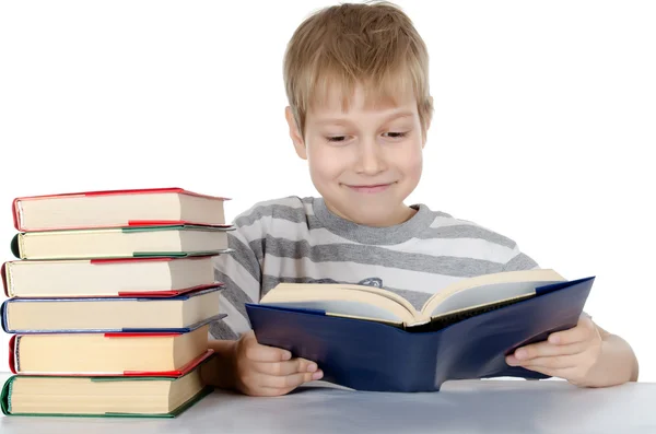 De jongen leest het boek geïsoleerd op wit — Stockfoto