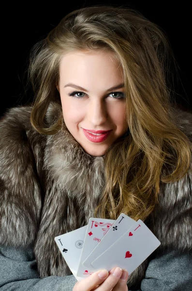 Krásná dívka s hrací kartou — Stock fotografie