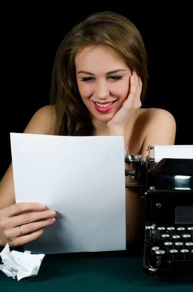 La hermosa chica en una máquina de escribir. Un estilo retro —  Fotos de Stock
