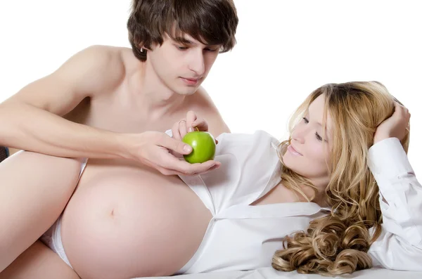 Щаслива вагітна пара ізольована на білому — стокове фото