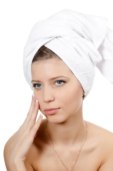 Krásná mladá dívka s ručníkem na vlasy — Stock fotografie