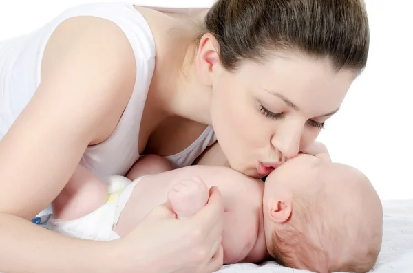 Felice madre con bambino sopra bianco — Foto Stock