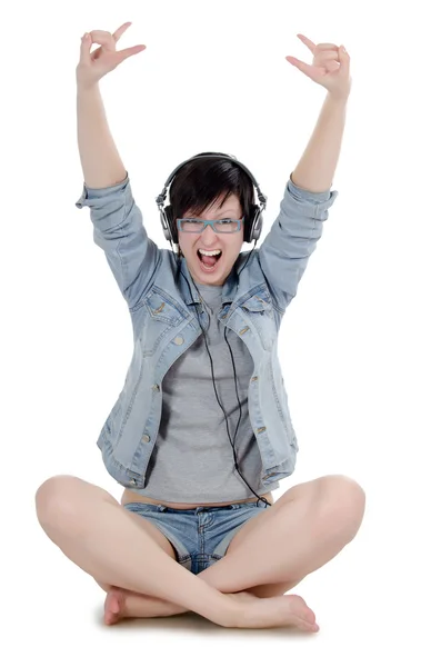 Flicka lyssnar på musik genom örat-telefoner — Stockfoto