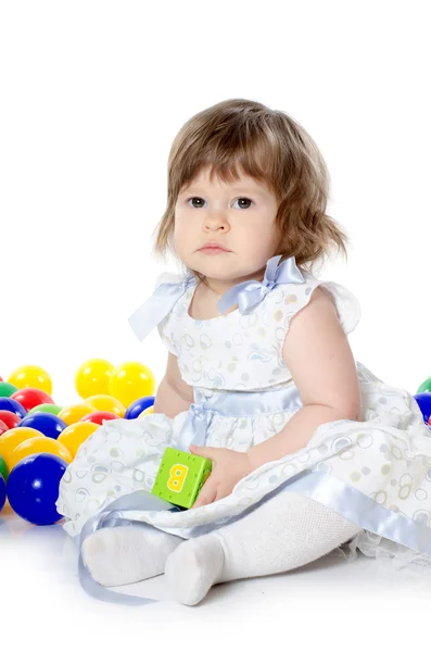 A kislány játszik multi-színes labdák — Stock Fotó