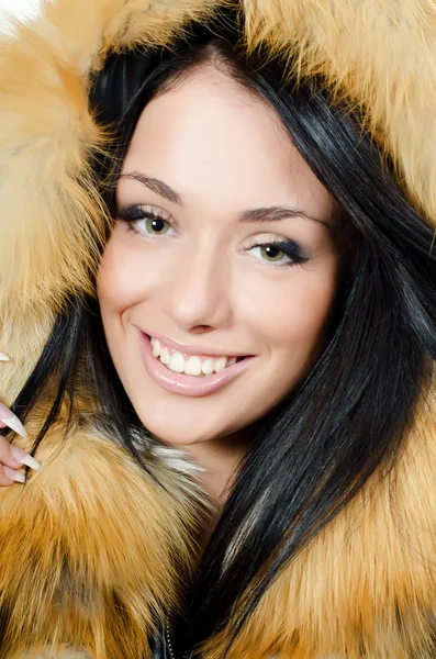 Bella ragazza in un cappuccio di pelliccia — Foto Stock