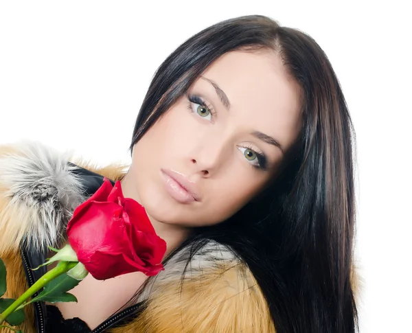 빨간 장미와 함께 아름 다운 머리를 가진 여자 — 스톡 사진