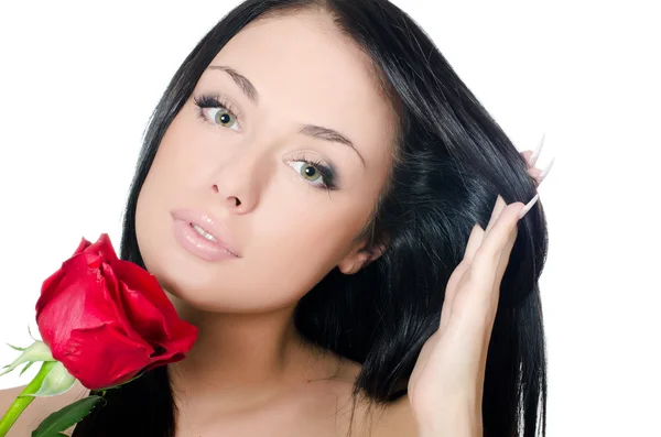 Το κορίτσι με τα όμορφα μαλλιά με ένα κόκκινο τριαντάφυλλο — Φωτογραφία Αρχείου