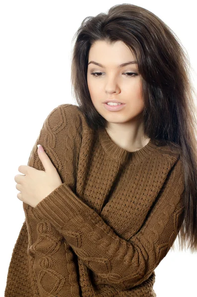 Das schöne Mädchen im braunen Pullover isoliert — Stockfoto