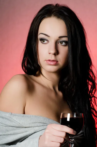 Schönes Mädchen mit einem Weinglas Stockbild