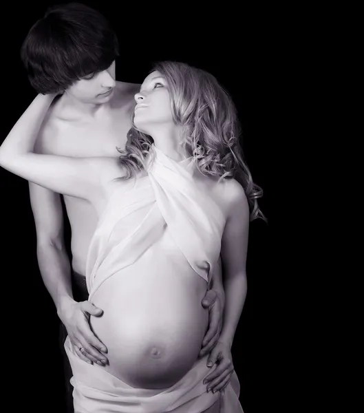 Feliz pareja embarazada en negro —  Fotos de Stock