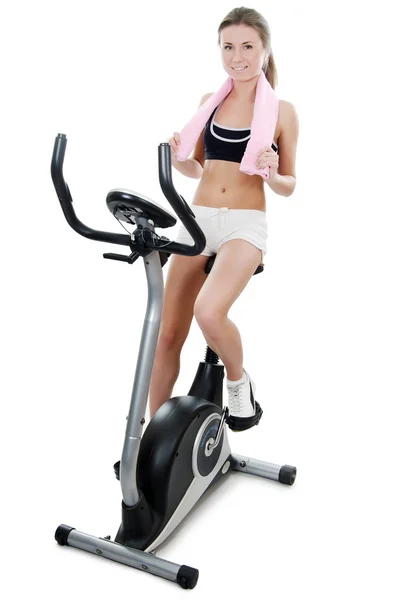 Flickan är engagerad på träningscykel — Stockfoto