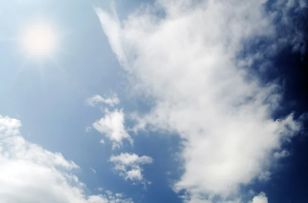 Красивое голубое небо с белыми облаками — стоковое фото