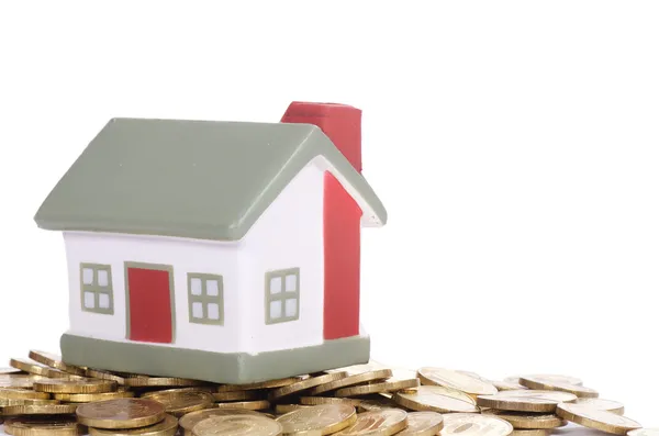 Leksak litet hus och mynt — Stockfoto