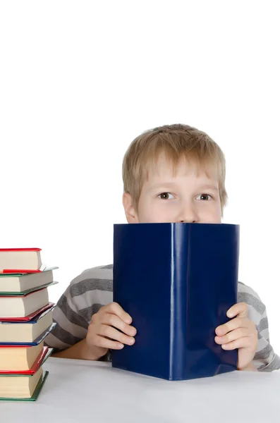 Oğlan beyaz izole kitap okur — Stok fotoğraf