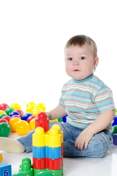 A kisfiú játszik többszínű játékok — Stock Fotó