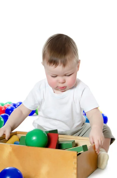O menino joga brinquedos multi-coloridos — Fotografia de Stock