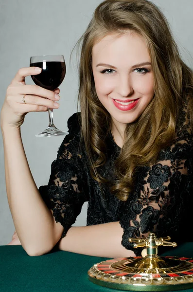 La belle fille avec verre à vin — Photo