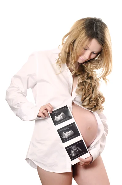 Беременная женщина, держащая ультразвук — стоковое фото
