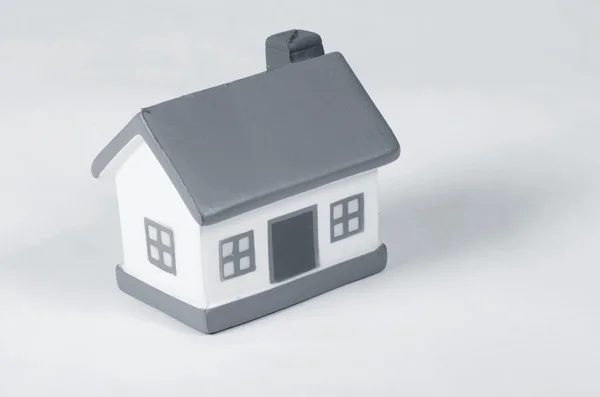 Modello casa su sfondo grigio — Foto Stock