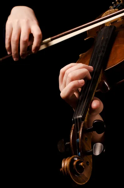 Las manos femeninas tocan un violín en el negro —  Fotos de Stock