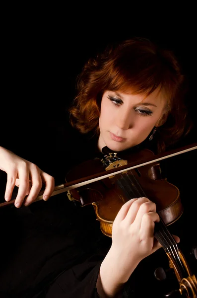 Den vackra kvinnan spelar en fiol — Stockfoto