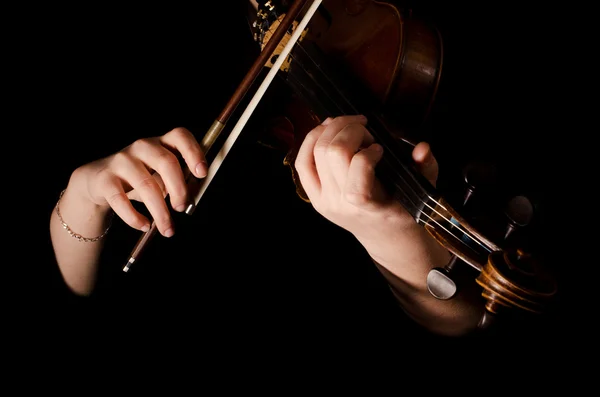 Жіночі руки грають на скрипці на чорному — стокове фото