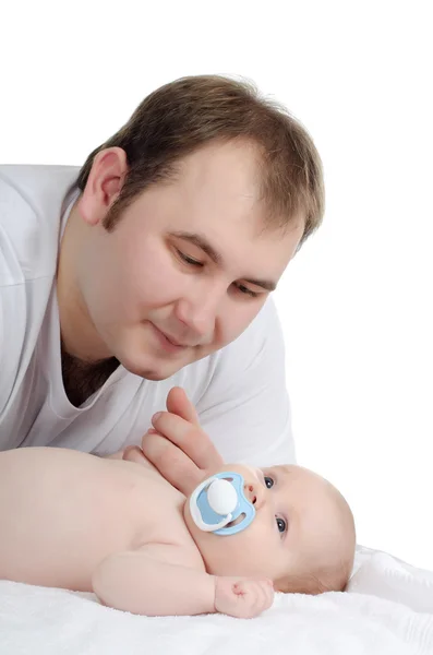 Portret jonge papa en de jongen, op een wit — Stockfoto