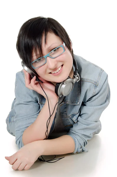Flicka lyssnar på musik genom örat-telefoner — Stockfoto