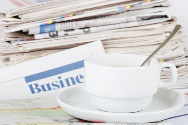 Kaffee und frische Zeitung - der Morgen des Geschäftsmannes — Stockfoto