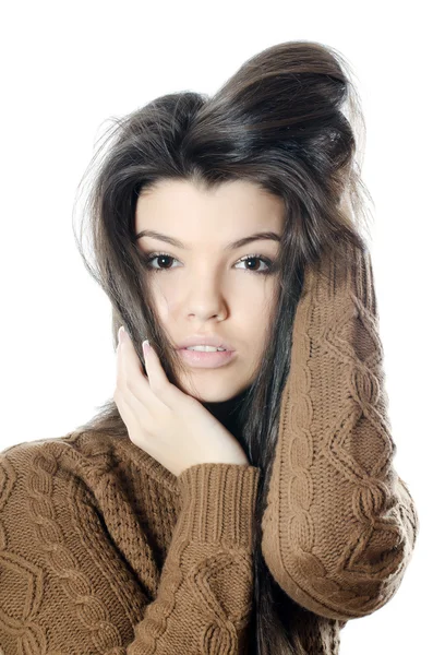 La bella ragazza in un maglione marrone isolato — Foto Stock