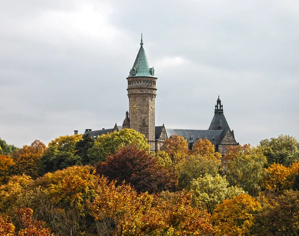 Château luxembourgeois et arbres en automne — Photo