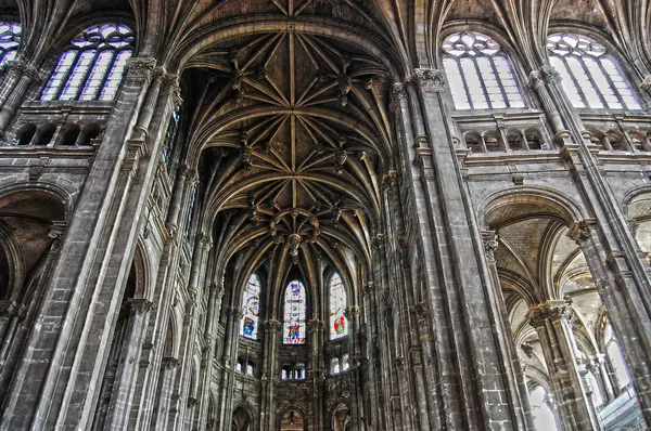 Interiér gotického kostela z Paříže — Stock fotografie