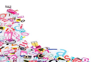 gazetelerden kesilmiş harfler