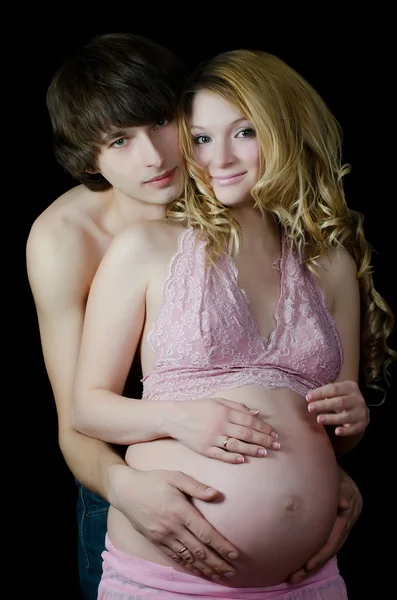 Щаслива вагітна пара на чорному — стокове фото