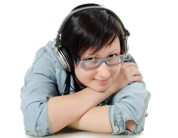 Девушка слушает музыку через наушники — стоковое фото